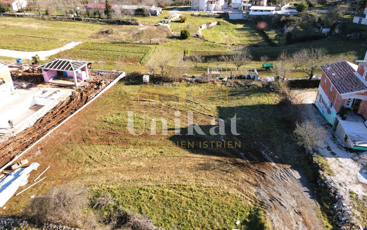 Terreno con permesso di costruzione a Tinjan